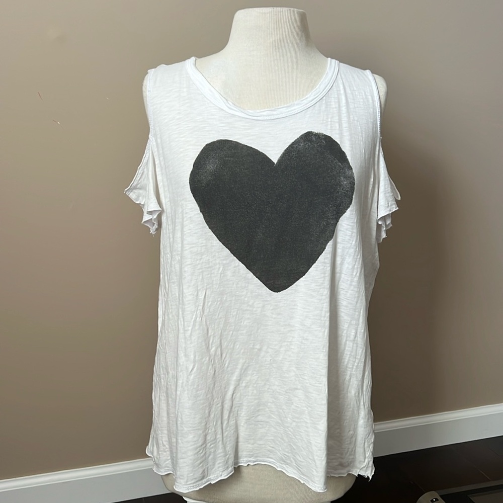 Nordstrom White cotton cold shoulder tshirt w/black heart sz L